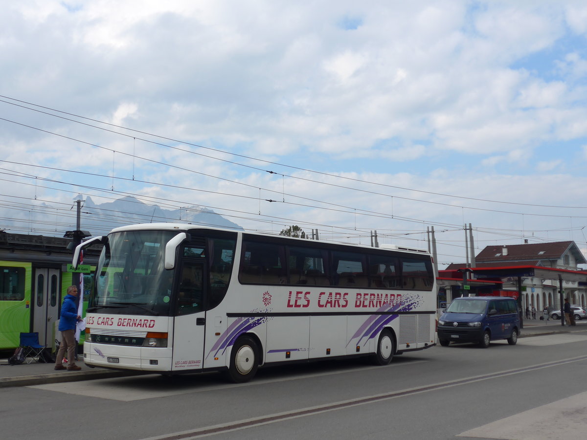 (175'574) - Bernard, Monthey - VS 76'030 - Setra am 9. Oktober 2016 beim Bahnhof Aigle