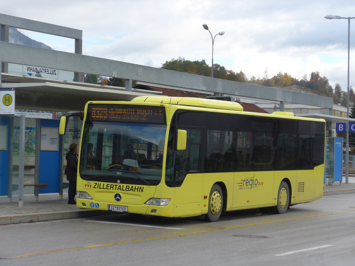 (176'023) - ZVB Jenbach - SZ 821 EE - Mercedes am 20. Oktober 2016 beim Bahnhof Jenbach