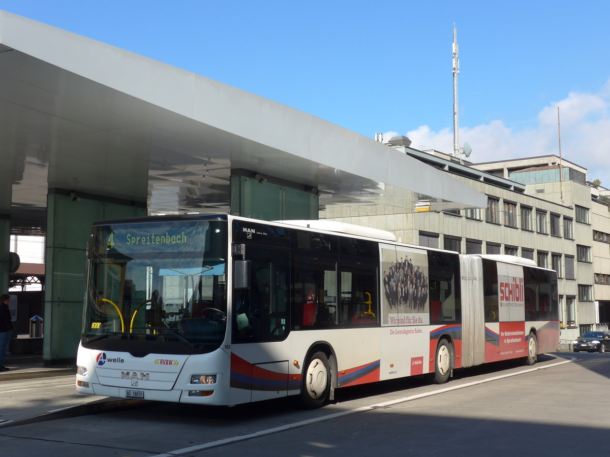 (176'239) - RVBW Wettingen - Nr. 163/AG 18'019 - MAN am 22. Oktober 2016 beim Bahnhof Baden