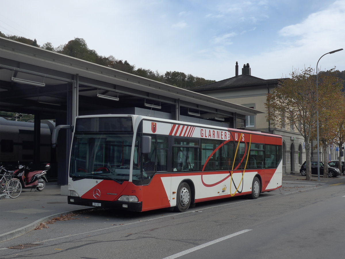 (176'289) - Niederer, Filzbach - Nr. 21/GL 63 - Mercedes am 23. Oktober 2016 beim Bahnhof Ziegelbrcke