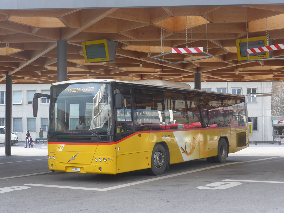 (176'753) - Lathion, Sion - Nr. 7/VS 75'178 - Volvo am 26. November 2016 beim Bahnhof Sion