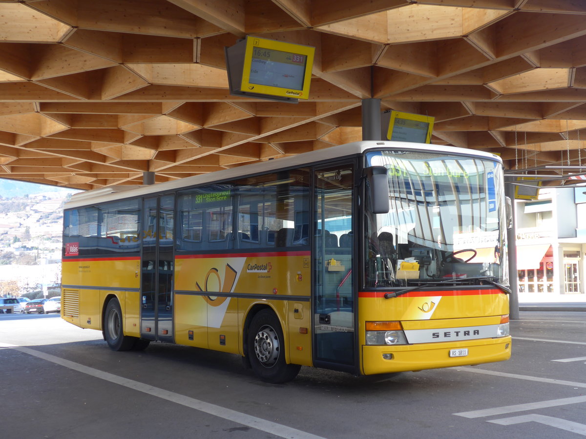 (176'831) - Evquoz, Erde - VS 1011 - Setra am 4. Dezember 2016 beim Bahnhof Sion