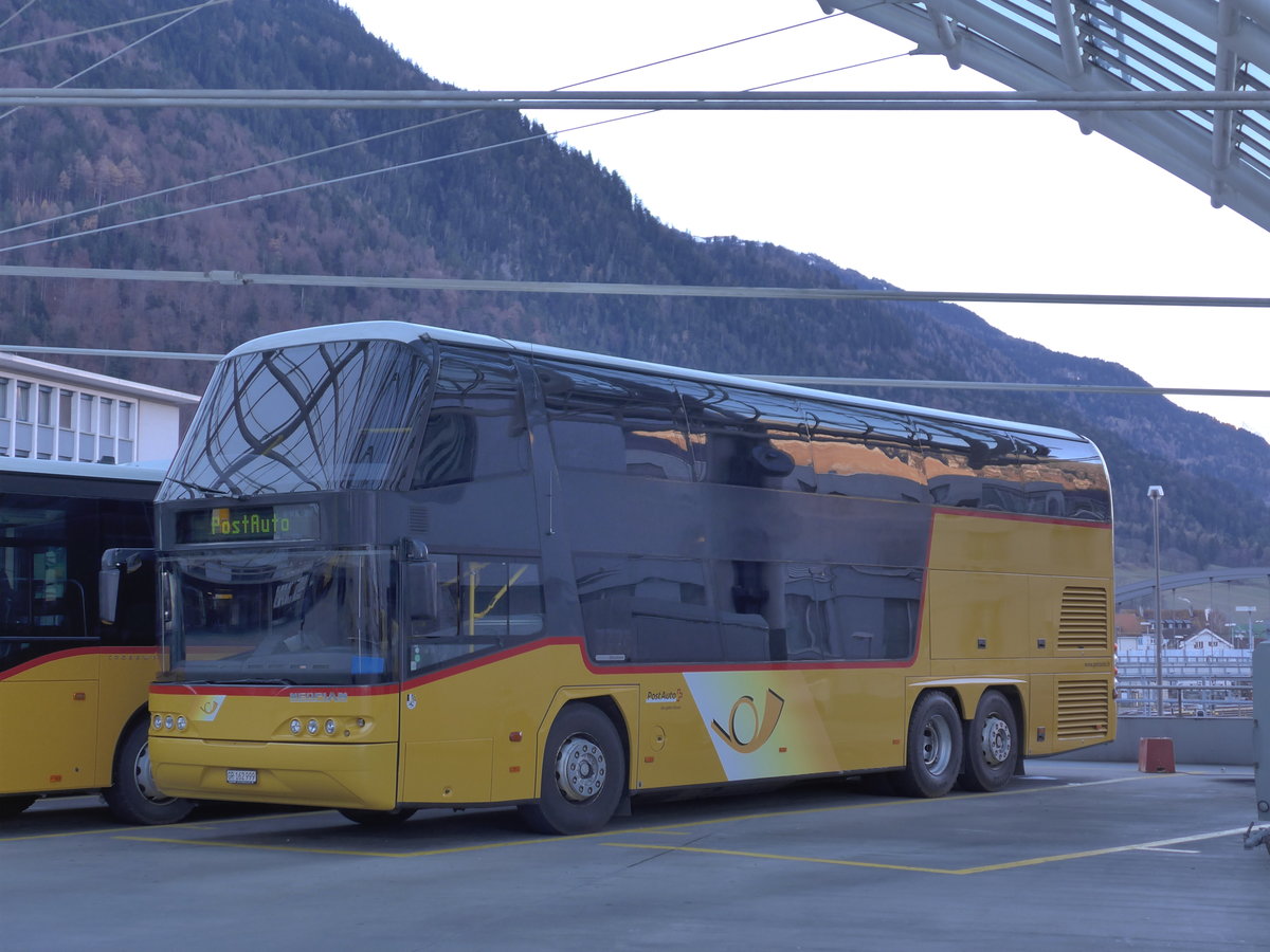 (177'063) - PostAuto Graubnden - GR 162'999 - Neoplan am 10. Dezember 2016 in Chur, Postautostation