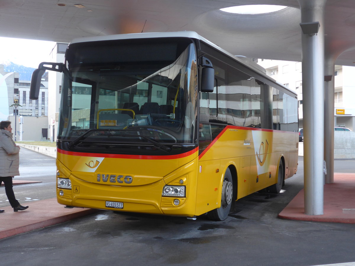 (177'341) - Autotour, Visp - VS 455'577 - Iveco am 26. Dezember 2016 beim Bahnhof Visp