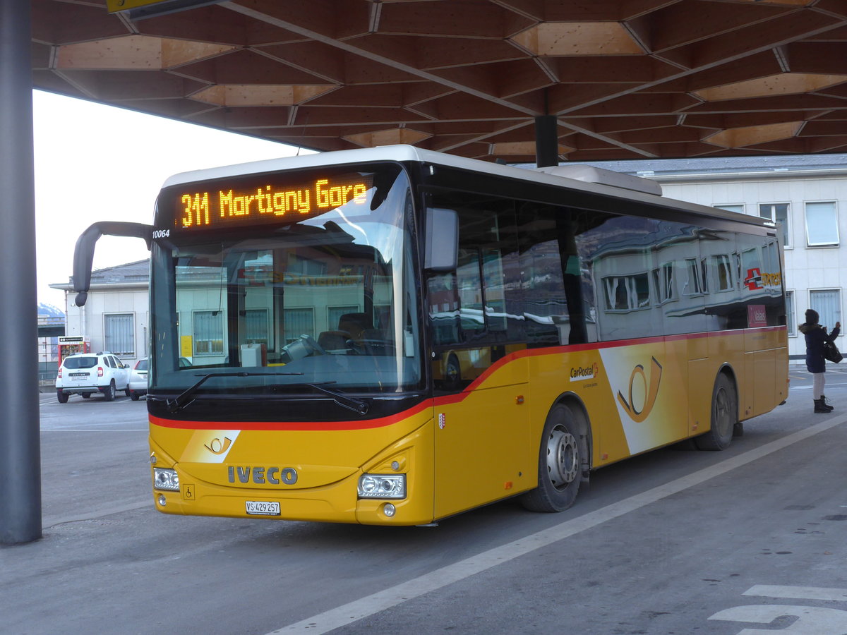 (178'171) - PostAuto Wallis - Nr. 1/VS 429'257 - Iveco am 28. Januar 2017 beim Bahnhof Sion