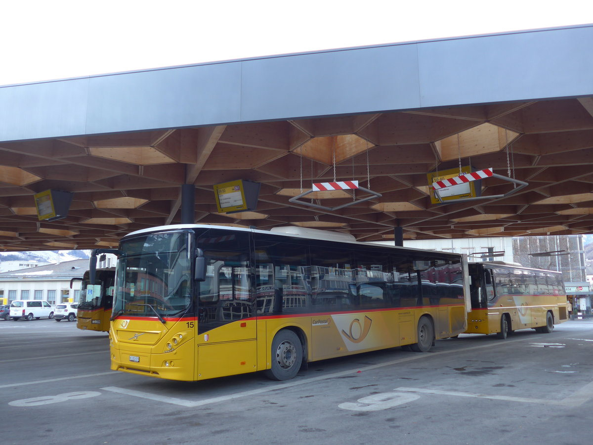 (178'174) - Lathion, Sion - Nr. 15/VS 202'870 - Volvo am 28. Januar 2017 beim Bahnhof Sion