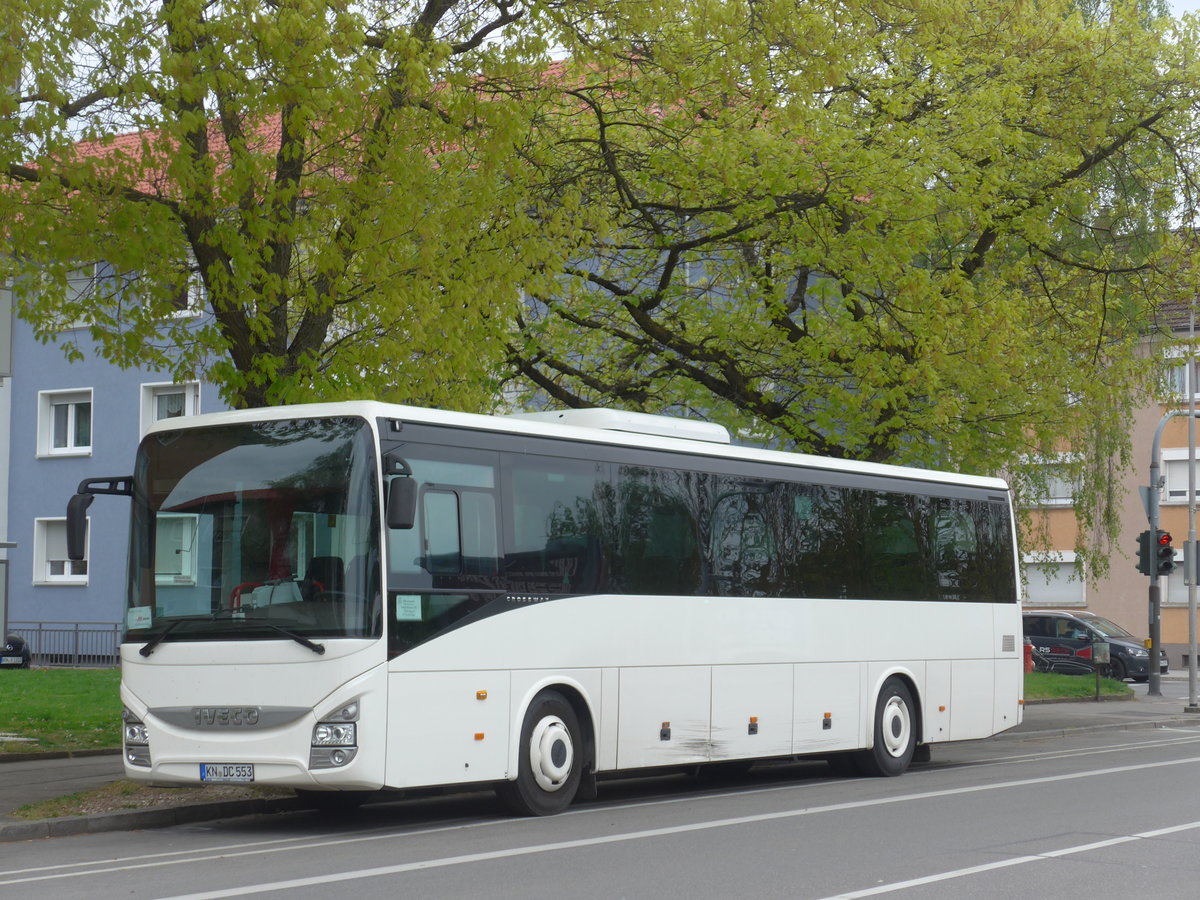 (179'665) - Wetzel, Singen - KN-DC 553 - Iveco am 17. April 2017 beim Bahnhof Singen