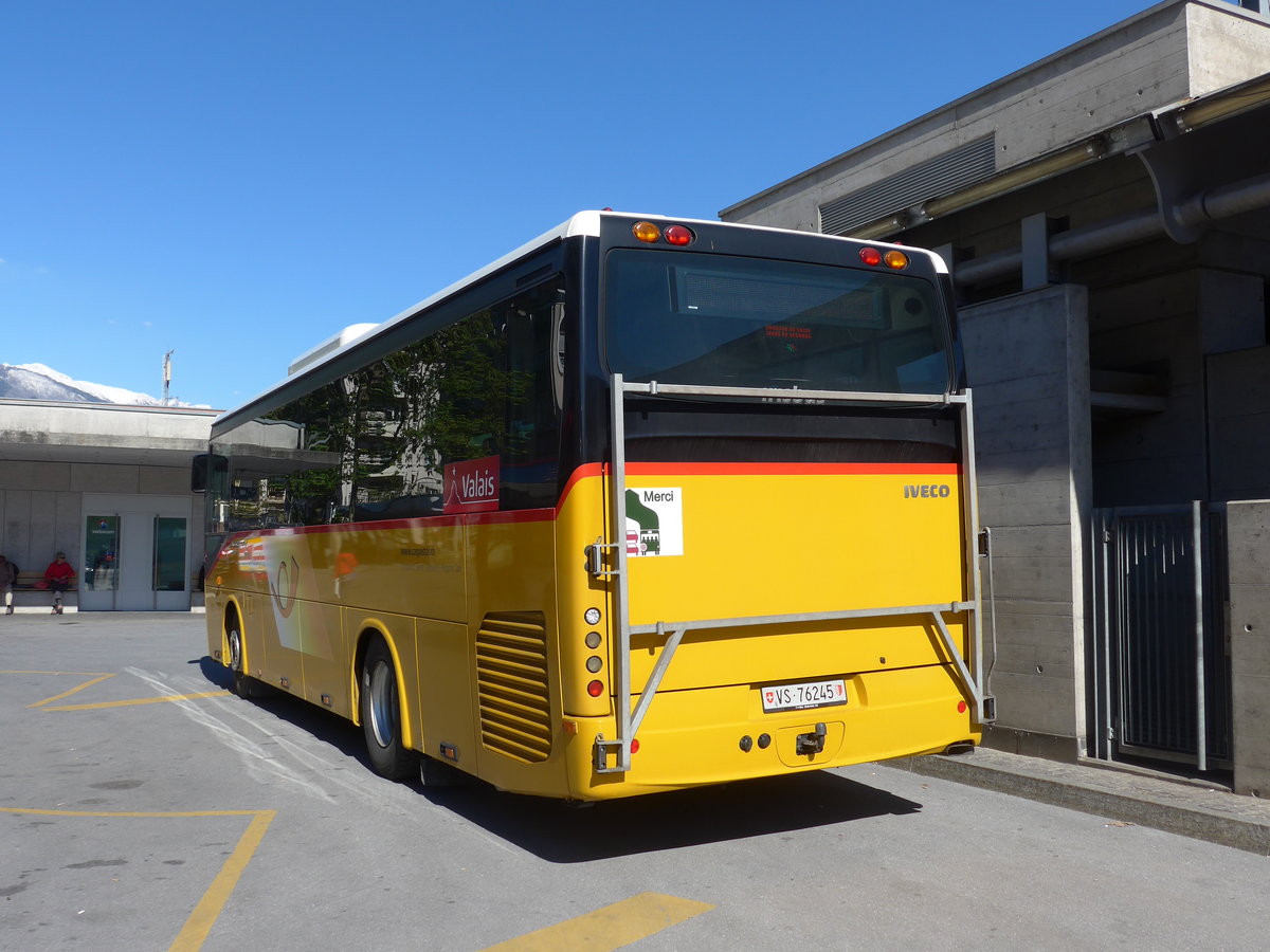 (179'894) - TSAR, Sierre - VS 76'245 - Irisbus am 29. April 2017 beim Bahnhof Sierre
