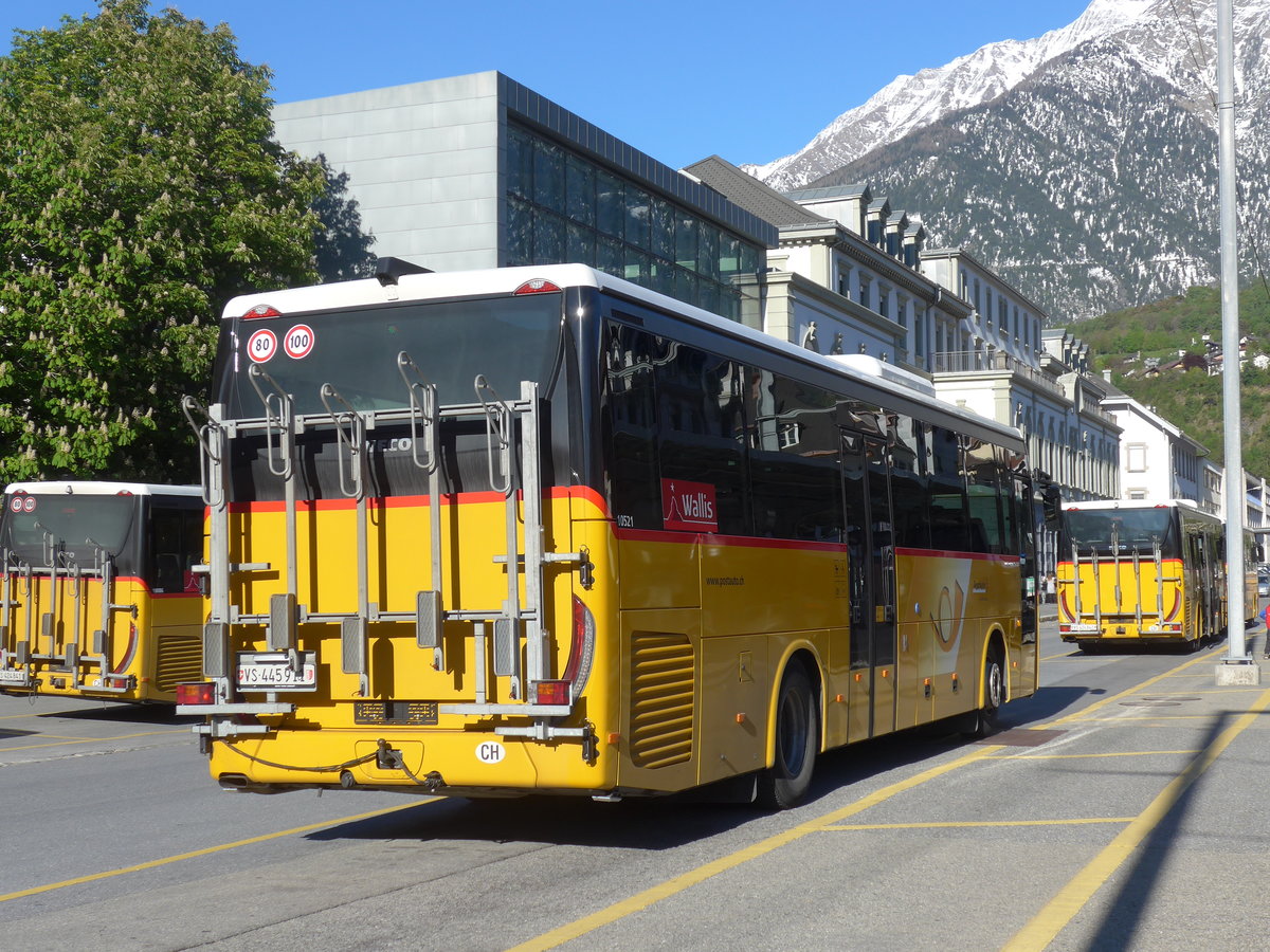 (179'913) - PostAuto Wallis - VS 445'911 - Iveco am 29. April 2017 beim Bahnhof Brig