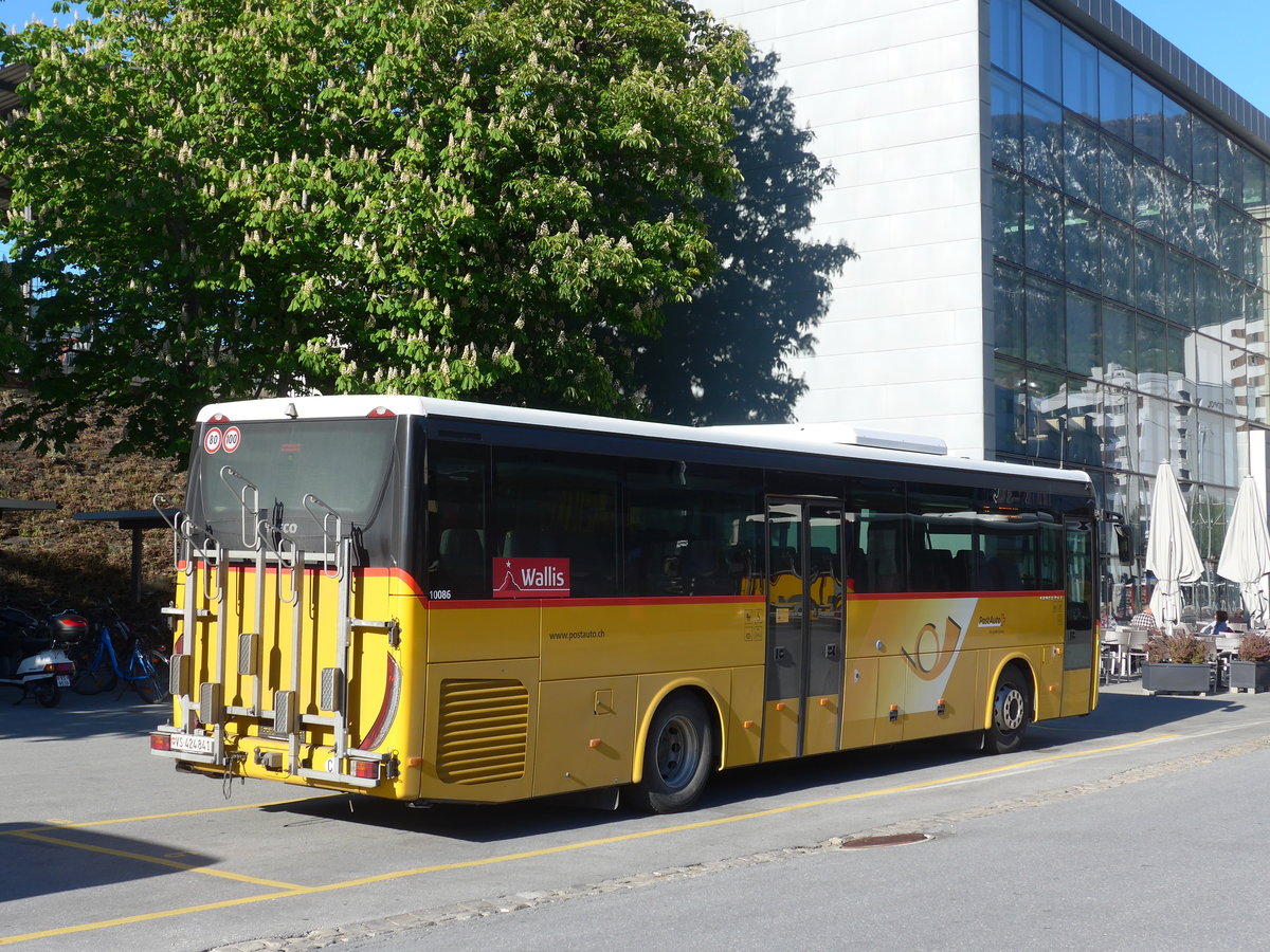 (179'914) - PostAuto Wallis - VS 424'841 - Iveco am 29. April 2017 beim Bahnhof Brig