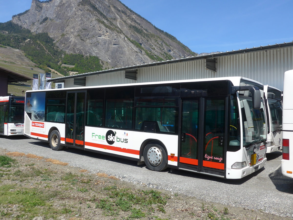 (179'946) - Buchard, Leytron - Nr. 93 - Mercedes (ex Niederer, Filzbach Nr. 22) am 30. April 2017 in Leytron, Garage