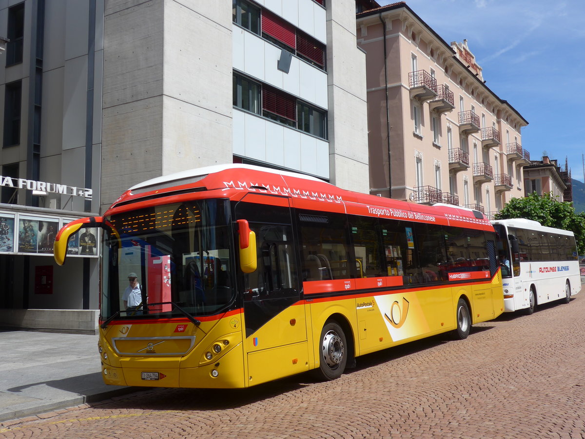 (180'527) - Chiesa, Riazzino - Nr. CB4/TI 264'794 - Volvo am 23. Mai 2017 beim Bahnhof Bellinzona