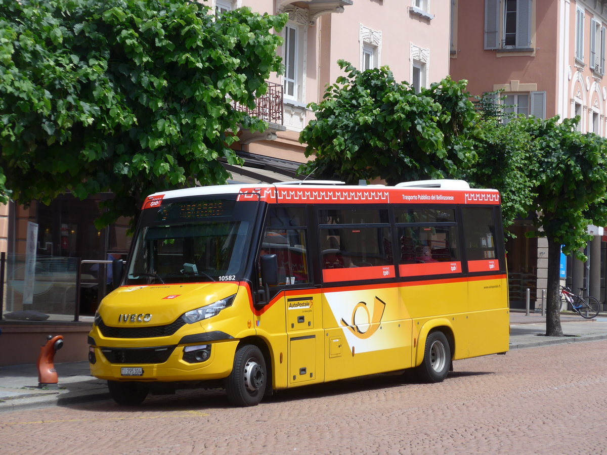 (180'532) - AutoPostale Ticino - TI 295'304 - Iveco/Sitcar am 23. Mai 2017 beim Bahnhof Bellinzona