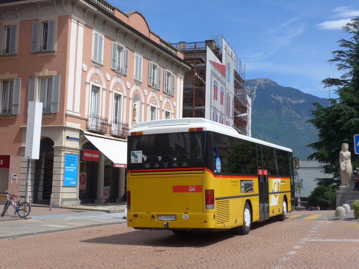 (180'535) - Chiesa, Riazzino - Nr. CB5/TI 233'555 - Setra (TI 5548) am 23. Mai 2017 beim Bahnhof Bellinzona