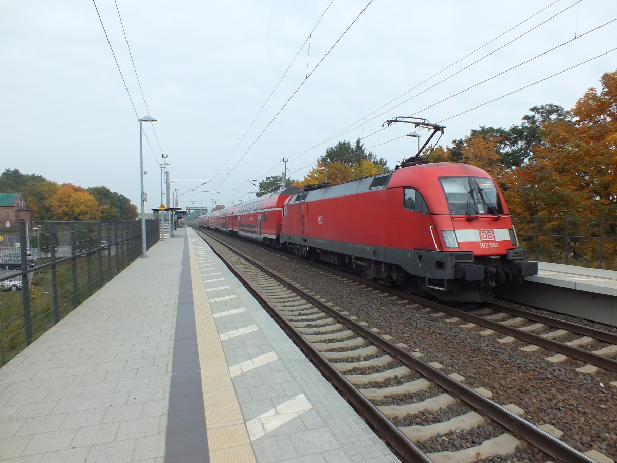 182 002 erreicht am 9.10.13 Erkner. Das wirklich schne Stellwerk ist leider nicht sichtbar, wird aber auch ohne Zug von einem riesigen Wetterschutz-Brckenberbau-Huschen verdeckt.
9.10.13; RE1 -> Magdeburg HBF