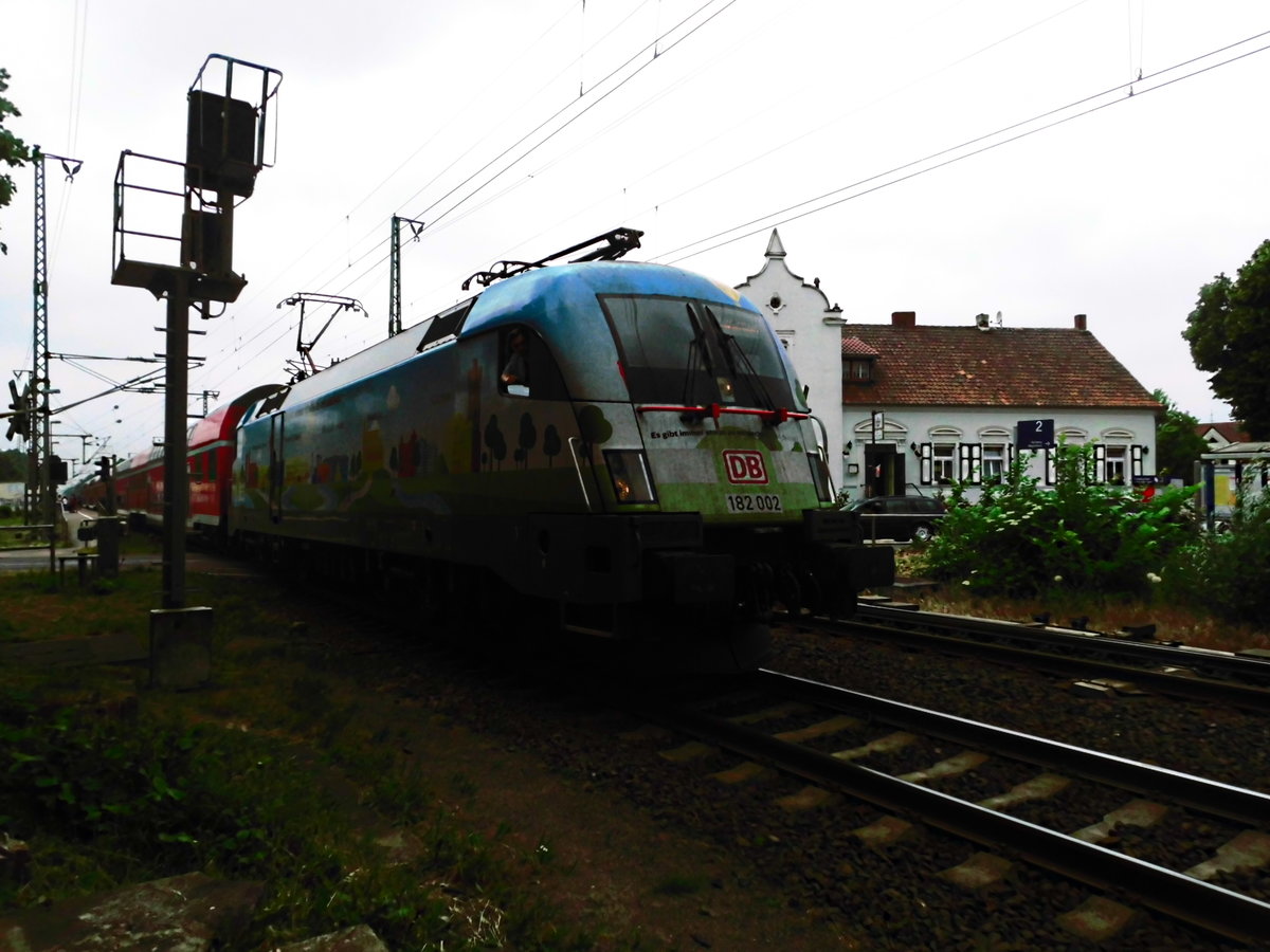 182 002 verlässt als RE1 mit ziel Frankfurt (Oder) den Bahnhof Güsen (b Genthin) am 2.6.18