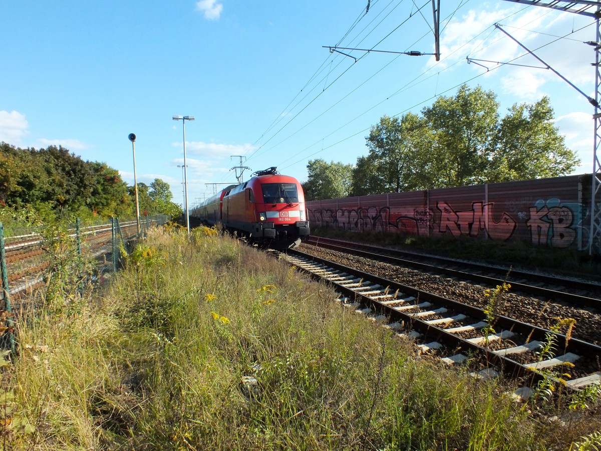 182 004 durchfhrt am 2.10.13 Berlin-Karlshorst. Der RE1 ist der einzige mir ad hoc bekannte Regionalexpress, der ganztgig im 30-Minuten-Takt verkehrt.
RE1 -> Magdeburg Hauptbahnhof