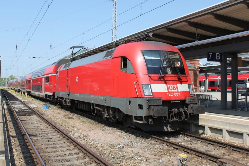 182 007 mit RE 4310(Rostock-Hamburg)am 19.05.2017 im Rostocker Hbf.