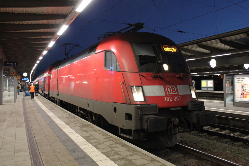 182 007 mit RE 4313(Hamburg-Rostock)kurz nach der Ankunft im Rostocker Hbf.18.11.2016