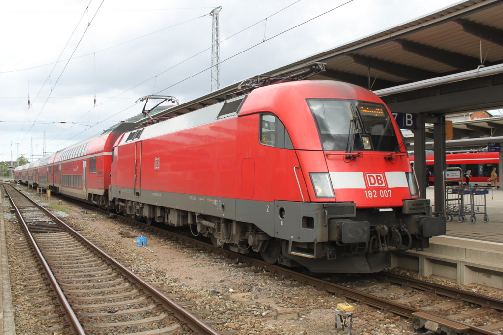 182 007(Agent 007)mit RE 4310 von Rostock Hbf nach Hamburg Hbf kurz vor der Ausfahrt im Rostocker Hbf.04.08.2017