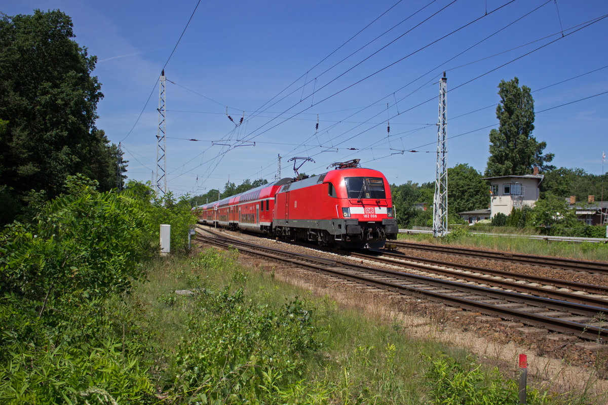 182 008 hat ihren RE1 abgebremst, um gleich in behbigem Tempo Berlin-Kpenick zu durchfahren.