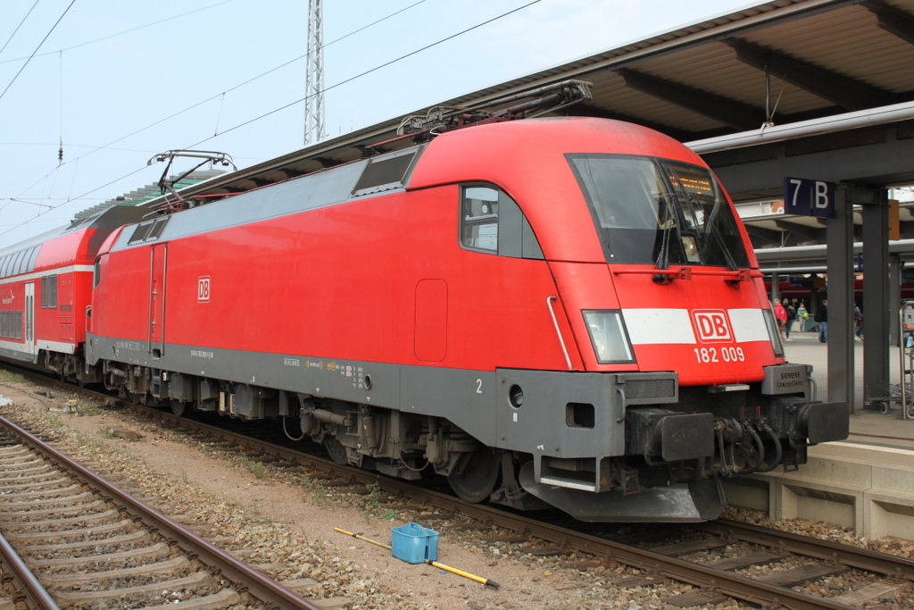 182 009-1 mit RE 4310(Rostock-Hamburg)kurz vor der Ausfahrt im Rostocker Hbf.23.09.2016,Seit dem 10.08.16 gehrt 182 009 nun offiziel DB-Regio Nordost Rostock
