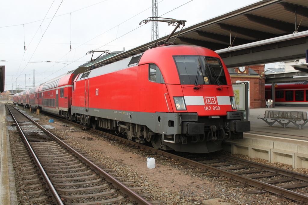 182 009-1 mit RE4310 von Rostock Hbf nach Hamburg Hbf kurz vor der Ausfahrt im Rostocker Hbf.26.11.2016