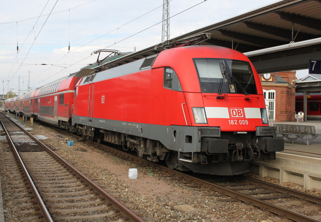 182 009-1 stand am Mittag des 14.10.2016 wieder zur Freude des Fotografen im Rostocker Hbf.