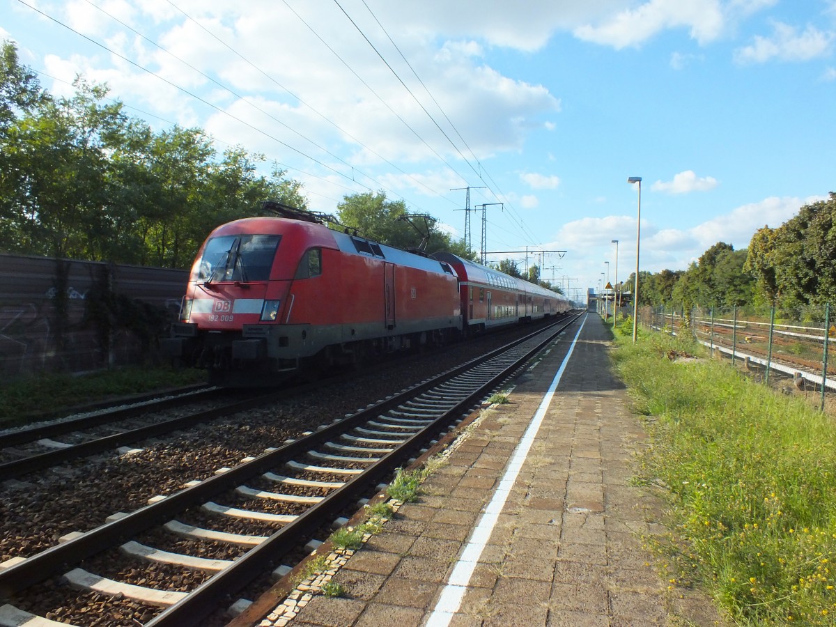 182 009 durchfhrt am 2.10.13 Berlin-Karlshorst in Richtung Osten.
RE1 -> Frankfurt (Oder)