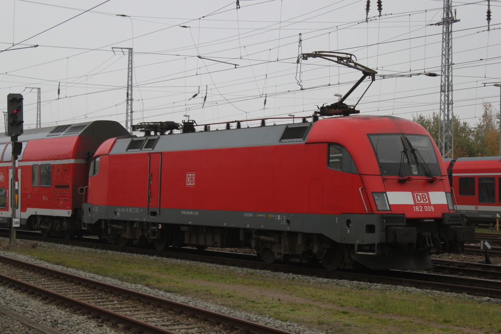 182 009 mit RE 4359 von Rostock Hbf nach Oranienburg wurde am Vormittag wegen einer Technische Störung am Zug  im Rostocker Hbf geräumt.15.10.2017