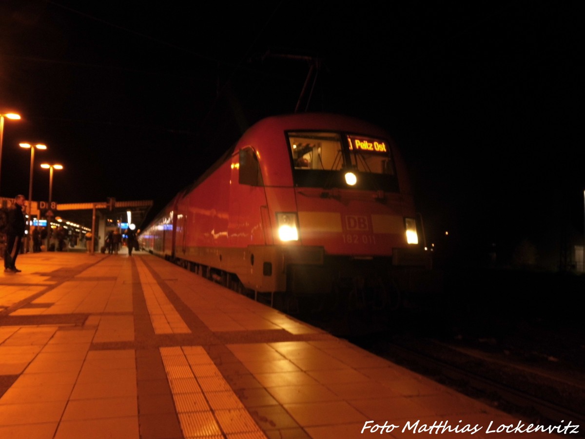 182 011 als RE1 mit ziel Peitz Ost im Bahnhof Magdeburg Hbf am 8.11.15