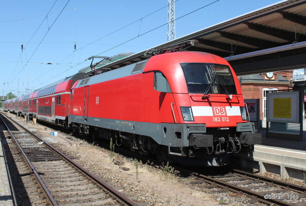 182 012-5 mit RE4310(Rostock-Hamburg)kurz vor der Ausfahrt im Rostocker Hbf.06.07.2018 