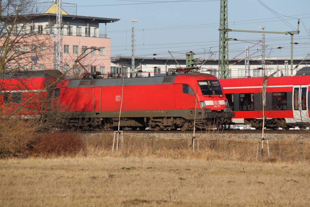 182 012 mit RE 4310(Rostock-Hamburg)bei der Ausfahrt im Rostocker Hbf.27.01.2017