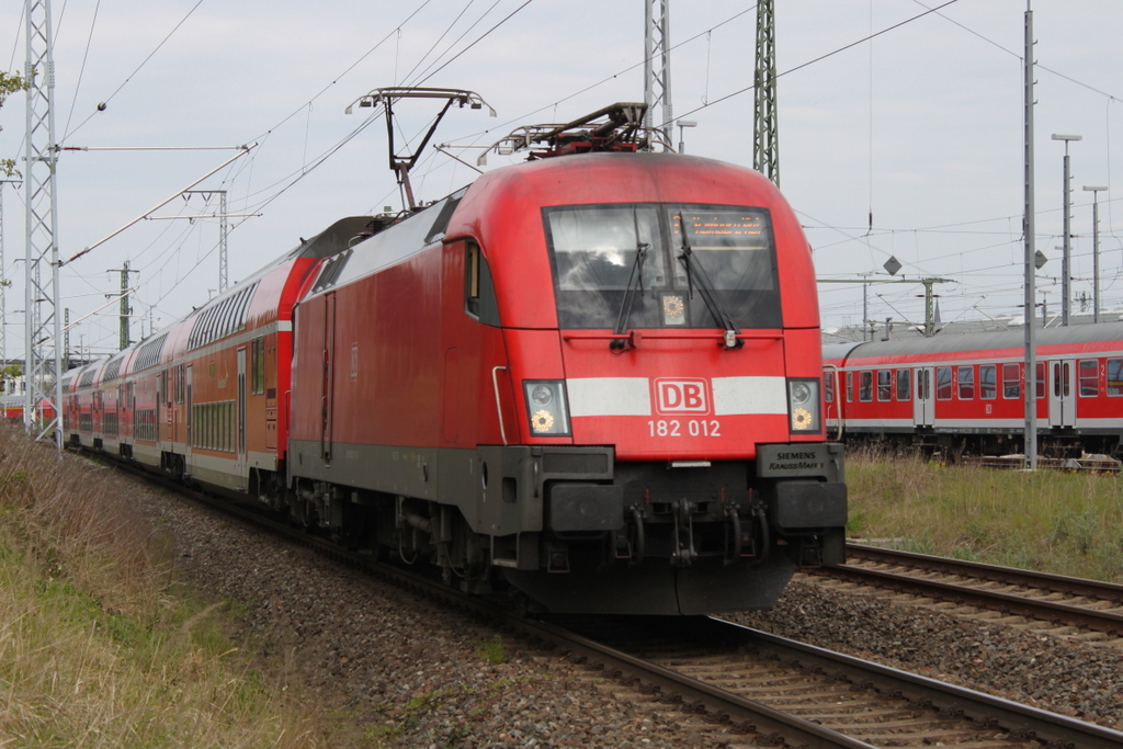 182 012 mit RE 4310(Rostock-Hamburg)bei der Ausfahrt im Rostocker Hbf.12.05.2015