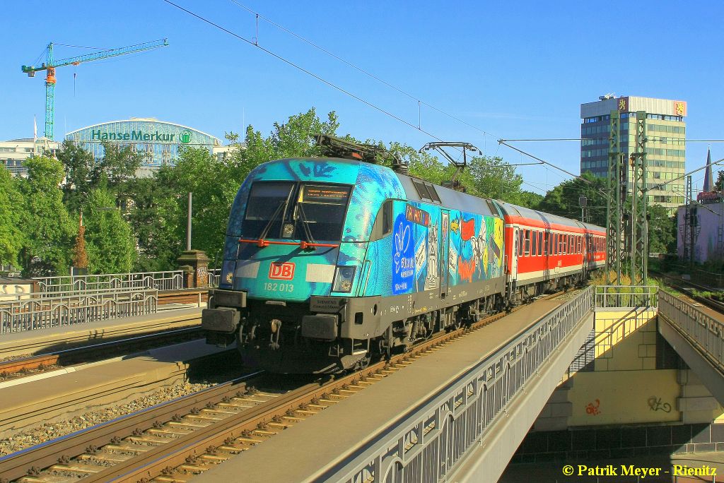 182 013 mit Leerzug des IRE 18098 am 09.08.2015 in Hamburg-Dammtor auf dem Weg zum Bbf. Hamburg-Langenfelde 