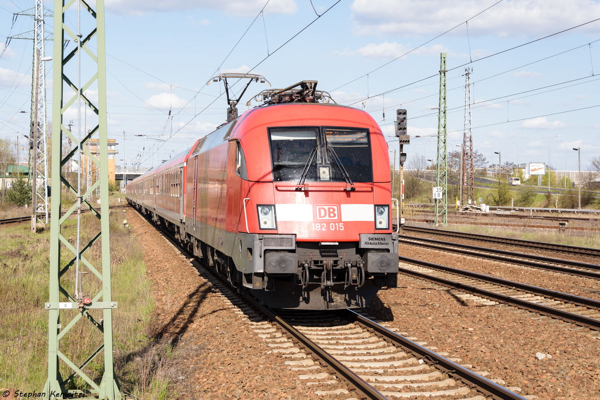 182 015 mit der Leergarnitur des IRE 4272  Berlin-Hamburg-Express  in Berlin-Schönefeld Flughafen und war auf dem Weg nach Berlin Hbf (tief) gewesen. 22.04.2016