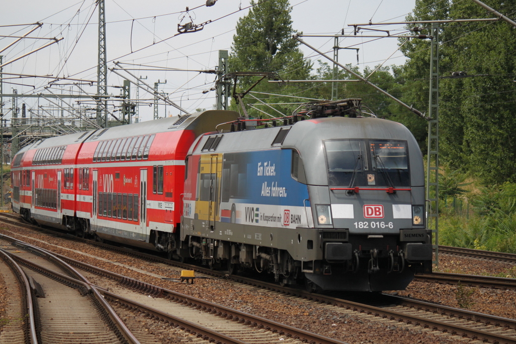 182 016-6 mit S 1 von Meien Triebischtal nach Bad Schandau bei der Einfahrt im Dresdener Hbf.11.07.2015