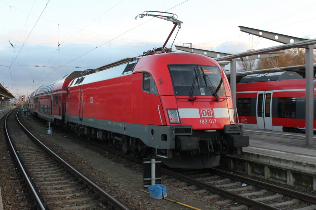 182 017-4 mit RE5(RE 4365)von Rostock Hbf nach Wünsdorf-Waldstadt kurz vor der Ausfahrt im Rostocker Hbf.18.11.2016