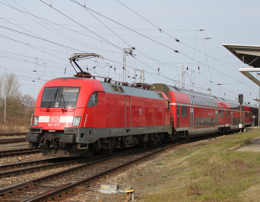 182 017 mit RE 4307(Hamburg-Rostock)bei der Einfahrt im Rostocker Hbf.01.04.2017