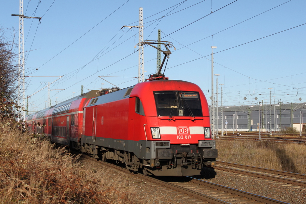 182 017 mit RE4309(Hamburg-Rostock)bei der Einfahrt im Rostocker Hbf.27.11.2016