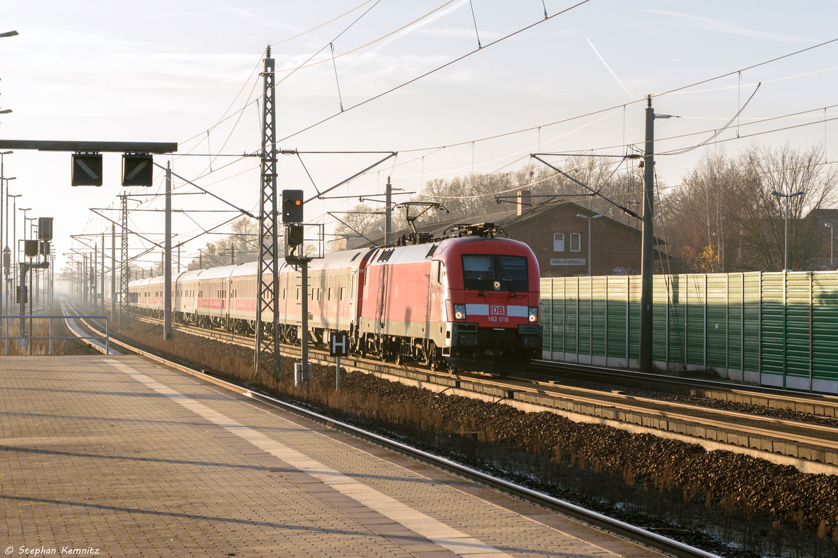 182 018 mit dem IRE 4275  Berlin-Hamburg-Express  von Hamburg Hbf nach Berlin Ostbahnhof in Rathenow. 04.12.2016