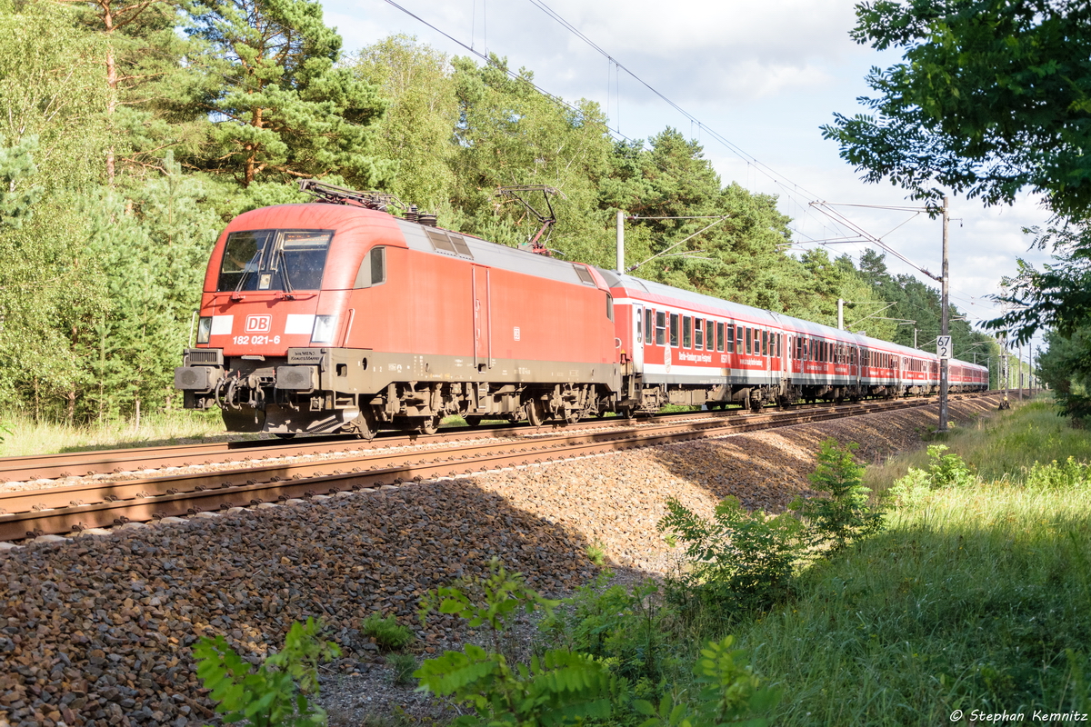 182 021-6 mit dem IRE 4272  Berlin-Hamburg-Express  von Berlin Ostbahnhof nach Hamburg Hbf, bei Friesack am 29.07.2017. Wegen  Weichenerneuerung in Rathenow  wurde der IRE über Nauen, Wittenberge und Büchen nach Hamburg geschickt.