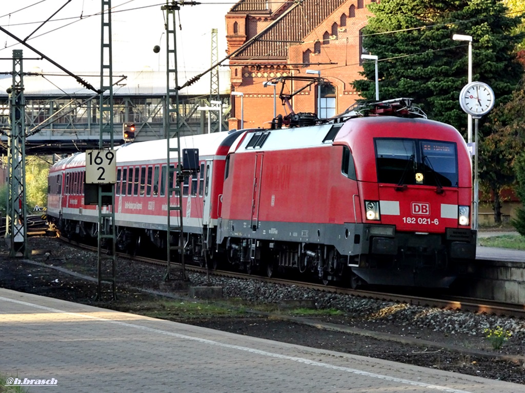 182 021-6 mit den interregio nach berlin , aufgenommen in hh-harburg,11.10.18