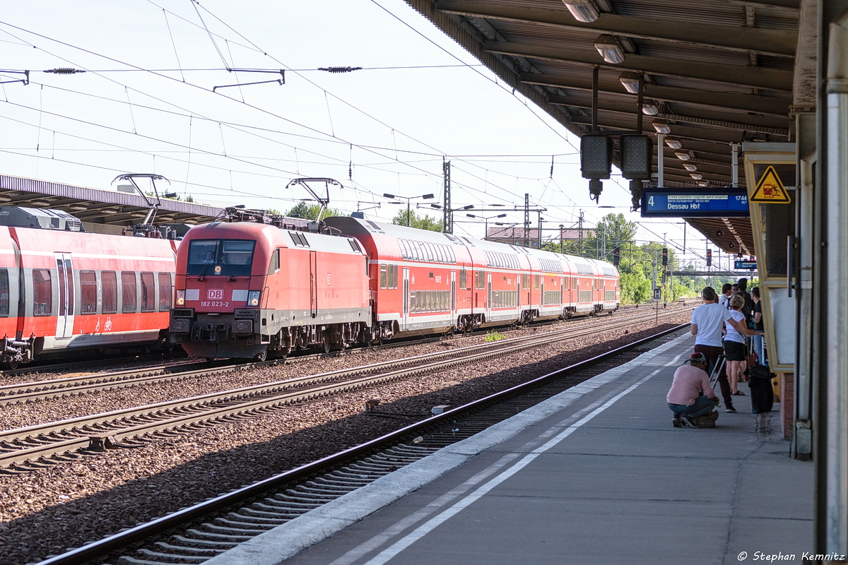 182 023-2 mit dem RE5 (RE 3516) von Wünsdorf-Waldstadt nach Stralsund Hbf, wurde über Berlin-Schönefeld Flughafen umgeleitet. 21.06.2017 