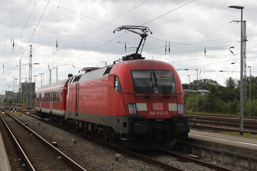 182 023-2 mit Halberstädter Steuerwagen beim Rangieren im Rostocker Hbf.04.08.2017