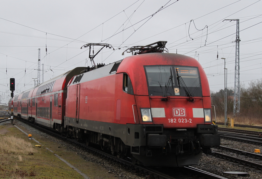 182 023-2 mit RE5(RE 93859)von Rostock Hbf nach Oranienburg bei der Bereitstellung im Rostocker Hbf.18.03.2017