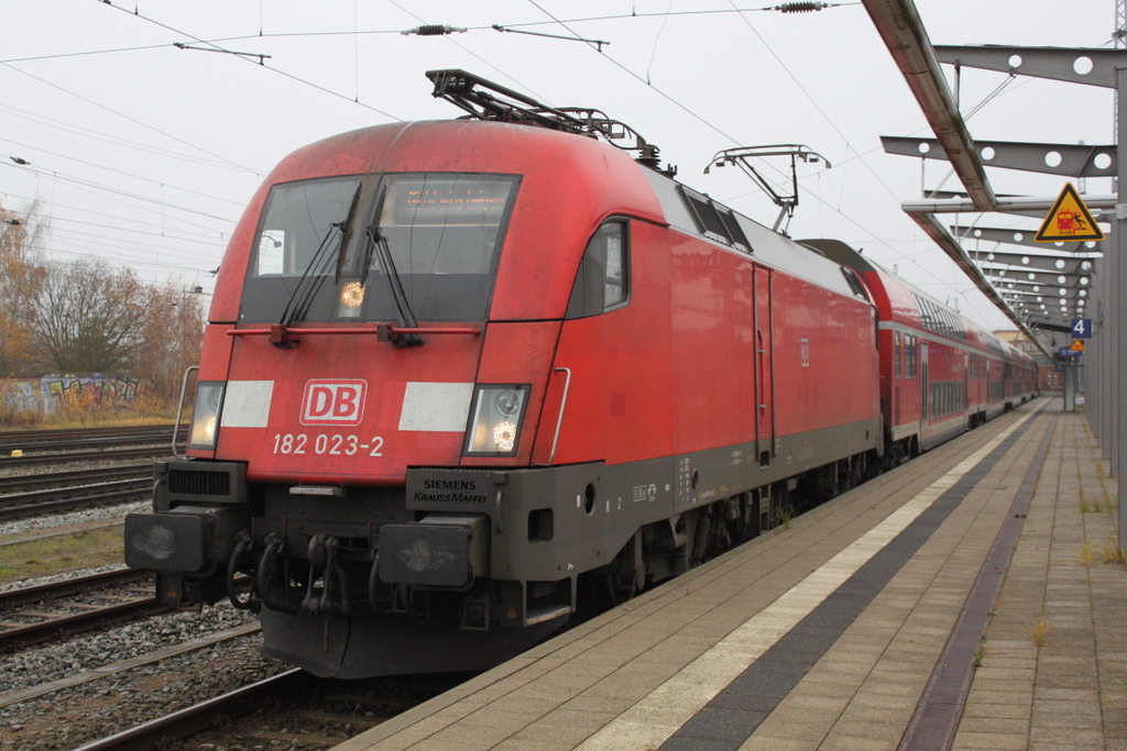 182 023-2 stand am Mittag des 25.11.2016 mit dem RE 1(Hanse-Express)als Leerfahrt im Rostocker Hbf.