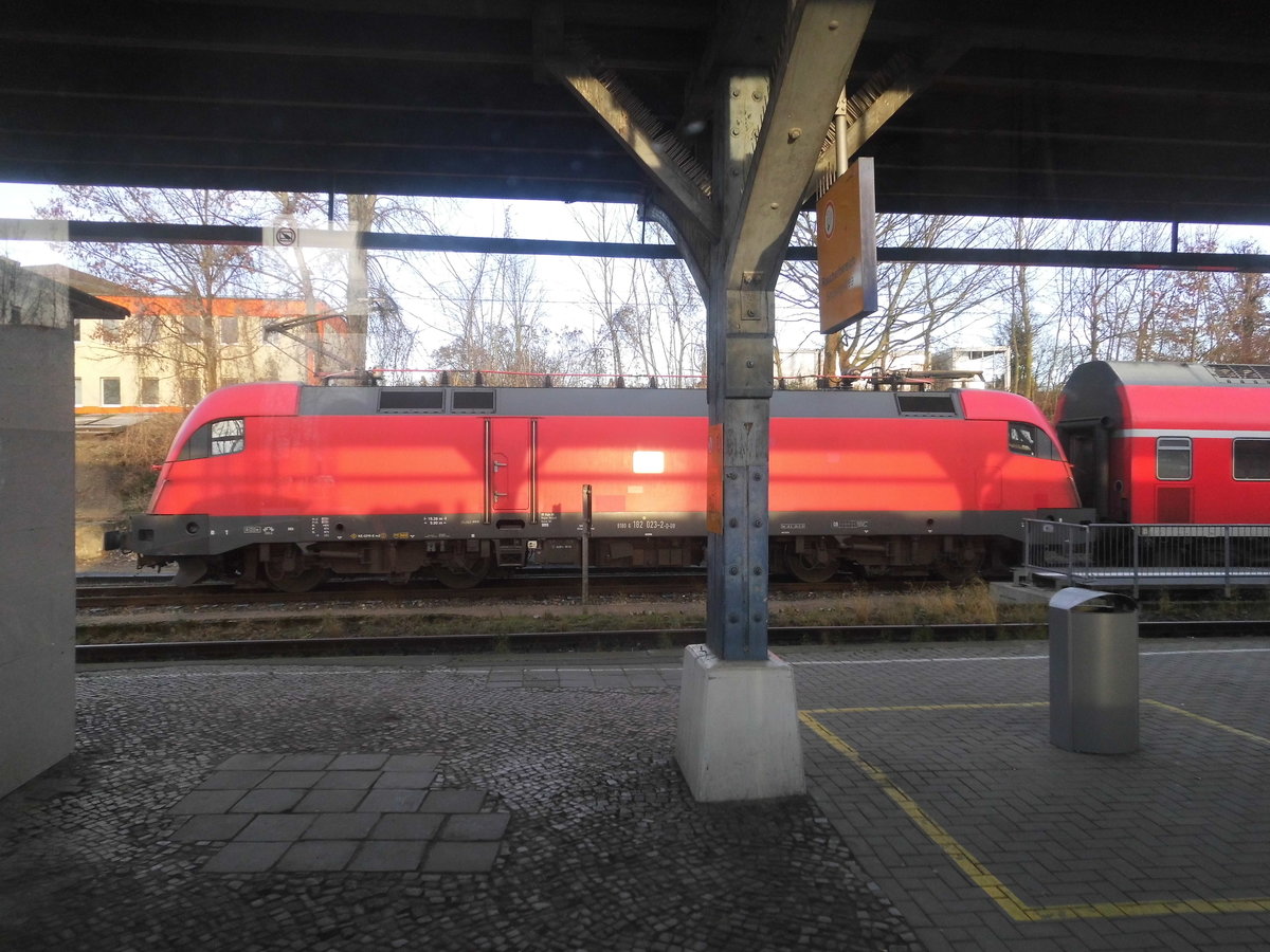 182 023 abgestellt im Bahnhof Bad Kleinen am 7.1.18