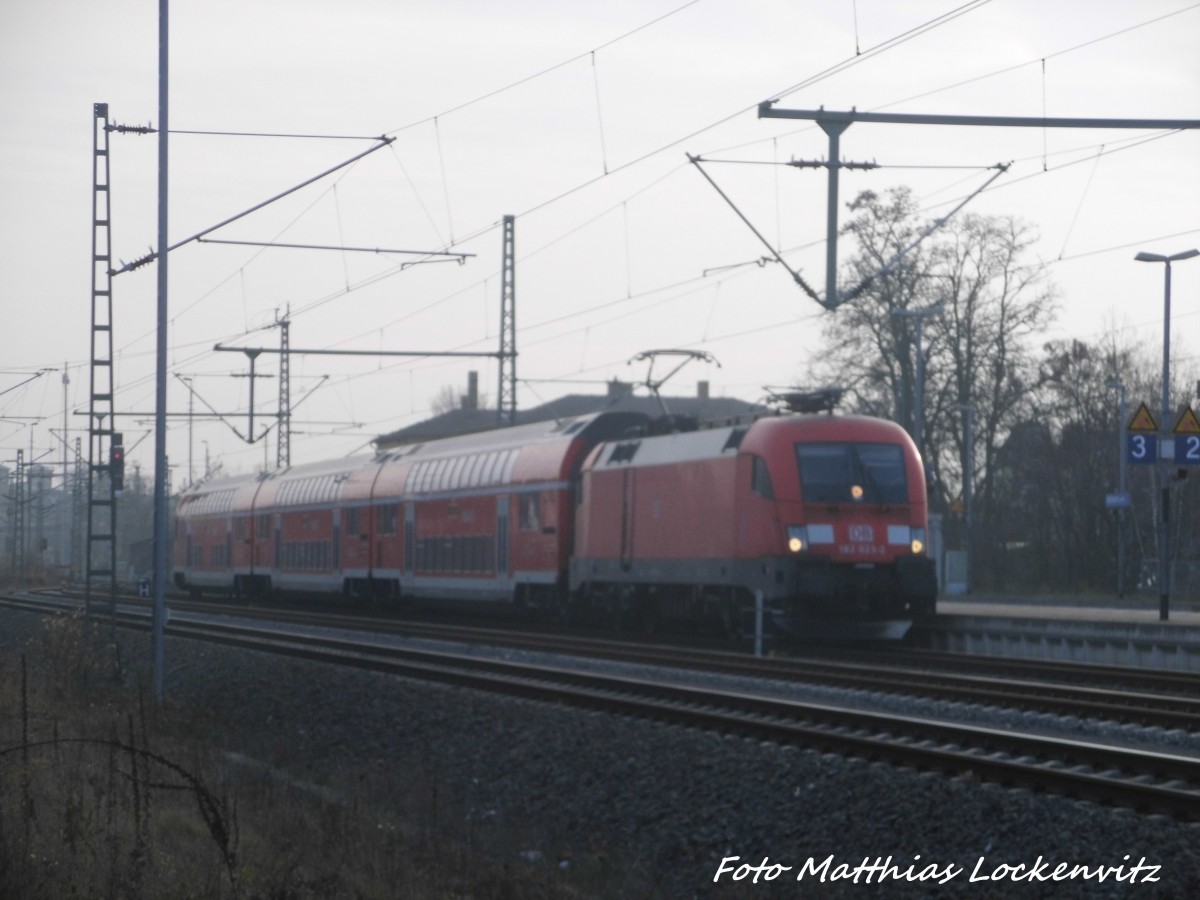 182 023 im Bahnhof Delitzsch unt Bf am 15.12.15