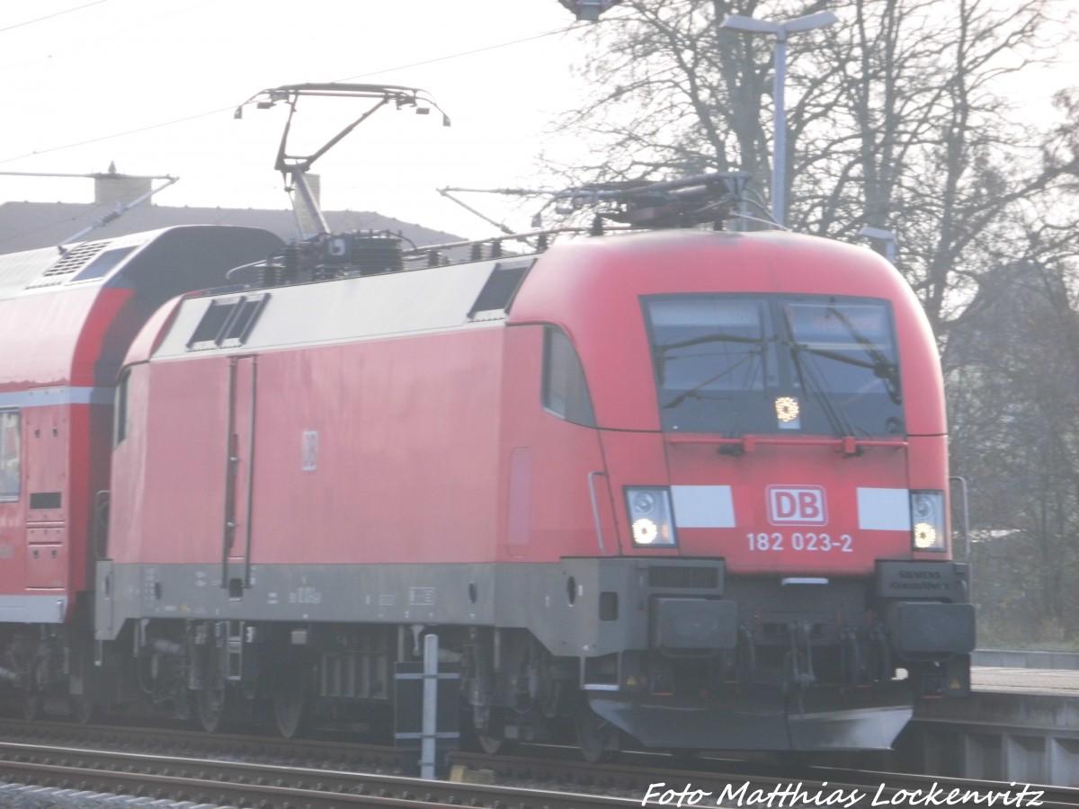 182 023 im Bahnhof Delitzsch unt Bf am 15.12.15